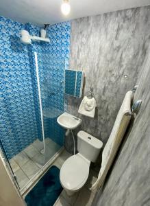 萨尔瓦多Kitnet Completa Centro Histórico的浴室配有卫生间、盥洗盆和淋浴。