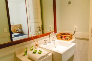 里约热内卢Palace Beach Hostel的一间带水槽和镜子的浴室
