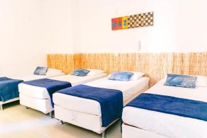 里约热内卢Palace Beach Hostel的一间客房内的四张床