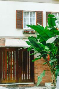 里约热内卢Palace Beach Hostel的木门和植物的房子