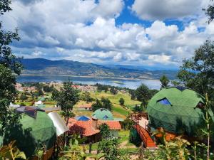 瓜塔维塔Glamping sede campestre Mirador de Pueblo Viejo的享有公园和湖泊的美景