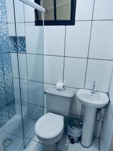 特林达德Pouso Trindade的白色的浴室设有卫生间和水槽。