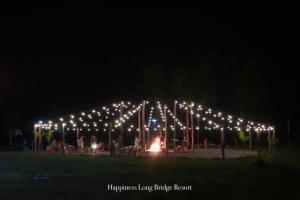 Happiness Long Bridge Resort的一群夜晚在公园里的灯光