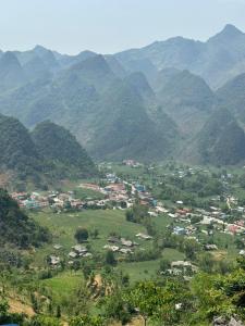 Làng LapViet Hung Hostel - Motorbikes Rental- BUS TICKET的山谷中被群山环绕的小镇