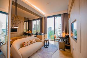 新加坡史蒂文生美爵新加坡酒店的带沙发和大窗户的客厅