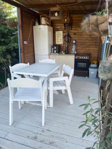 科尔布Cabana Maya的庭院里的白色桌椅