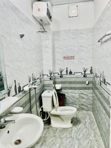 吉婆岛NA NA Homestay的一间带卫生间和水槽的浴室