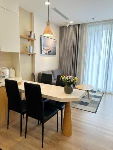 兴安Tofu's House - 2 BR APT in Sol Forest - Ecopark的厨房以及带桌椅的起居室。