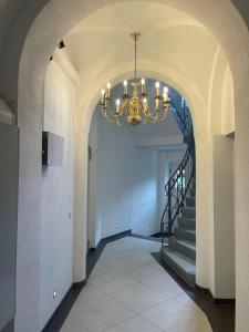 巴特尚道Ferienwohnung Zimmermann的走廊上设有吊灯和楼梯