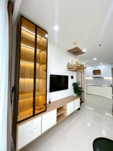 Thôn Văn DươngAmy Apartment in Nera Garden Hue的一间带电视和橱柜的客厅