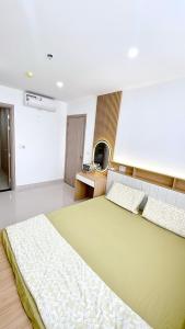 Thôn Văn DươngAmy Apartment in Nera Garden Hue的一间卧室,卧室内配有一张大床