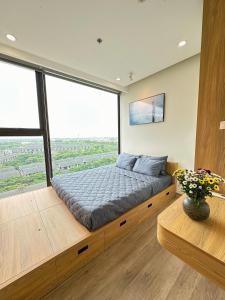 兴安Tofu's House - 2 BR APT in Sol Forest - Ecopark的一张位于带大窗户的房间内的床铺