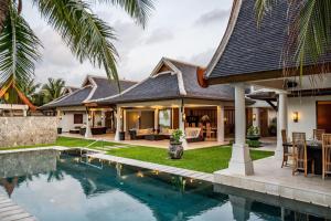 湄南海滩Miskawaan Luxury Beachfront Villas的一座带游泳池的房子的图象