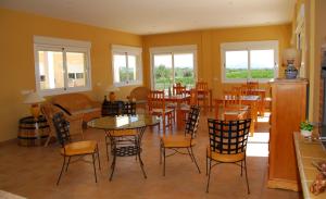 佩尼斯科拉卢斯阿扎哈住宿加早餐旅馆的用餐室设有桌椅和窗户。