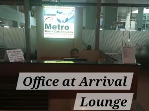 伊斯兰堡AIRWAYS B&B Islamabad Free Airport Pick and Drop的抵达休息室的办公室,窗户上设有标志