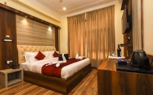 达兰萨拉Hotel Grand Nest的酒店客房,配有床和电视