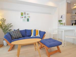 本部Churaumi Terrace的客厅配有蓝色的沙发和凳子