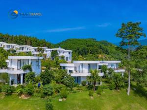 和平Ivory Villa & Resort的度假村的空中景致