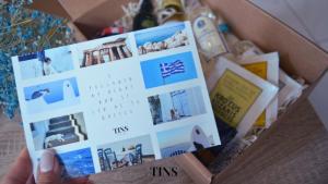 雅典Tins Hotel City - Athens的把日历放在盒子里的人