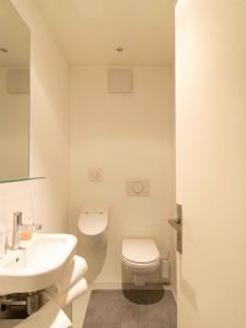马洛亚B & B Longhin的白色的浴室设有卫生间和水槽。