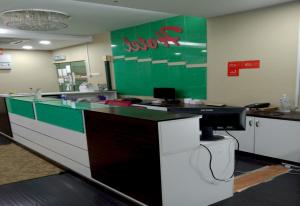 莎阿南Super OYO Capital O 812 Hotel SMC Seksyen 13的办公室,桌子上装有电脑