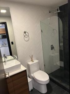 危地马拉Apartamento 1 Habitación, Edificio EON, Zona 10, Venecia的浴室配有卫生间、盥洗盆和淋浴。