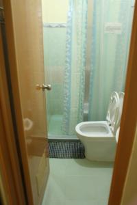 奥斯洛布奥斯洛马龙祖旅馆的一间带卫生间和盖的浴室