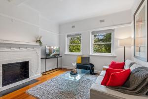 墨尔本Elegant 1-Bed CBD Apartment with Sunroom Study的带沙发和壁炉的客厅