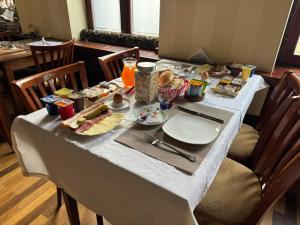 萨拉热窝Ada Apartments的一张带食物和饮料的白色桌子