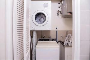 珀斯Exceptional Apt in the heart of Perth City的厨房配有洗衣机和洗衣机。