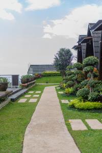 新加拉惹Munduk Kupang Sekumpul Villa的花园中种有植物和树木的走道