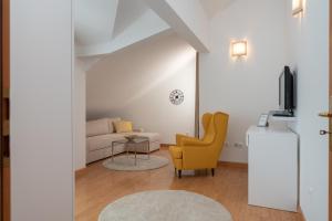 特罗吉尔Villa Ana Trogir II的客厅配有沙发和椅子