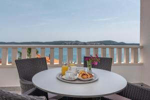 特罗吉尔Villa Ana Trogir II的阳台上的桌子上摆放着一盘早餐食品