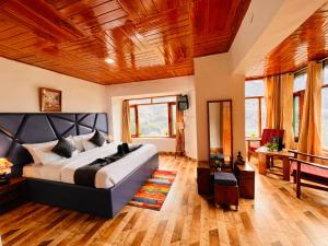 瓦皮Kamal Guest house的一间卧室设有一张大床和木制天花板。