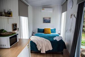 BilpinBinderaga Pine Forest的一间小房间的卧室,配有一张床铺