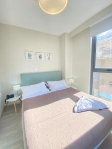 雅典Tins Hotel City - Athens的一间卧室设有一张大床和一个窗户。