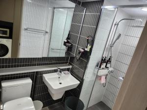 大邱Daegu Dongseongro Star B&B business hotel的一间带水槽、卫生间和镜子的浴室