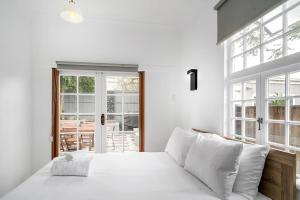 悉尼Balmain Beauty - Spacious Garden的白色卧室配有一张带白色枕头的大床