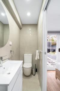 悉尼Balmain Beauty - Spacious Garden的白色的浴室设有卫生间和水槽。