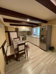 科布列季Emilis Vacation Home的一间带桌子和冰箱的大厨房