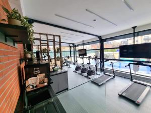 克卢日-纳波卡Panorama Deluxe Aparthotel的大楼内带有氧器材的健身房