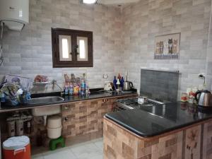 马特鲁港Marsa Matrouh的厨房配有水槽和台面