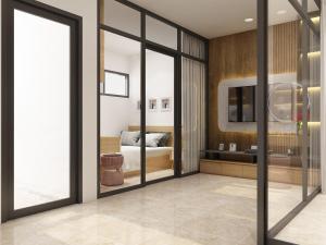 绥和市Dinh’s Aparment的配有床和滑动玻璃门的房间
