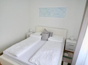 萨拉热窝Villa R的白色的床、白色床单和枕头