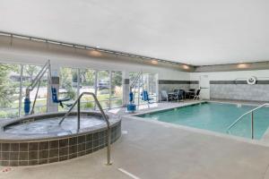 楠帕南帕市政中心胡椒树贝斯特韦斯特优质酒店的一个带热水浴缸的大型室内游泳池