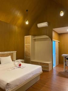 KangkakawalAwandari Resort & Convention的一间卧室设有一张床和一张双层床。