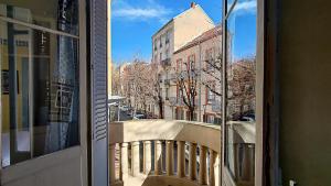 维希特里亚农酒店的从窗户可欣赏到城市街道的景色