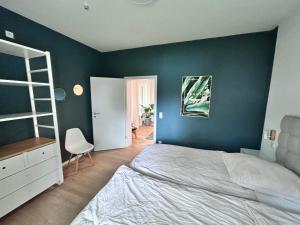 威斯巴登RaumtoGo No1 Modernes Ruhiges 2-Schlafzimmer Apartment in Wiesbaden City & Park的卧室配有白色的床和绿色的墙壁