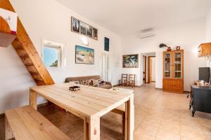 卡拉索纳Casa Es Vedrà的客厅设有木桌和楼梯。
