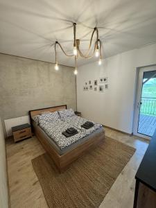 Uherce Mineralne (7)Apart Home Bieszczady的卧室配有一张床